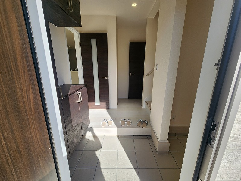 小牧市藤島町中島61　新築戸建の玄関|落ち着いた玄関です