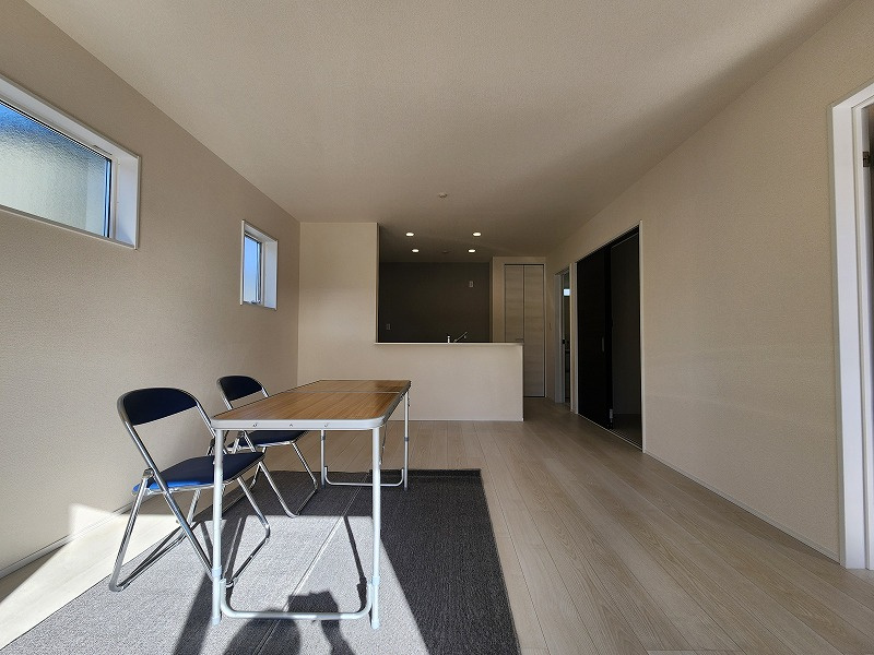 小牧市藤島町中島61　新築戸建の居間・リビング|ゆったり過ごせるリビングです