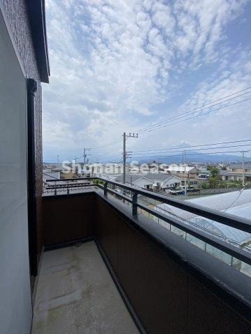 【バルコニー】 | 3面バルコニー付き！日常の開放感をプラスする青空ビュー◎　　　　　
バルコニーでリラックス時間を楽しめます♪