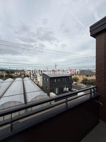 【バルコニー】 | 階ごとに用途を分けてご利用いただくことも可能◎　　　　　　　　　　
たくさんある洗濯物もたっぷり干せますよ♪