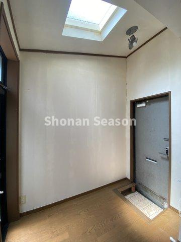 【玄関】 | 玄関2か所あり、世帯ごとのプライバシーを確保しやすいお住まいです。