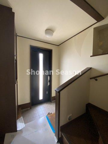 【玄関】 | 帰宅後すぐに2階へアクセスできる動線。2世帯住宅にもおすすめです◎