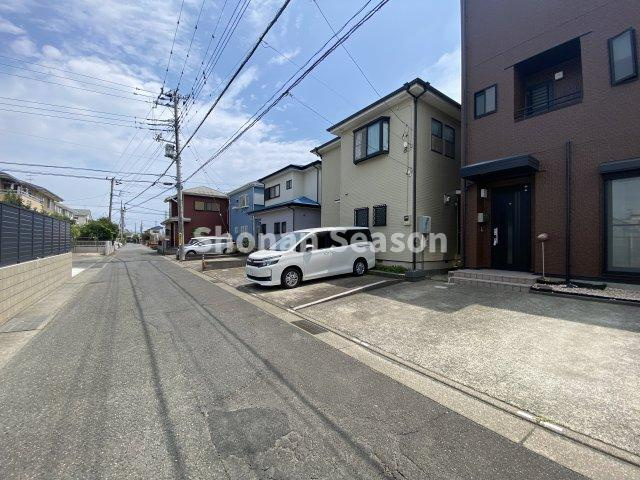 【前面道路含む現地写真】 | 前面道路：北側約4.6ｍ公道に接道。お車の出し入れスムーズ◎　　　