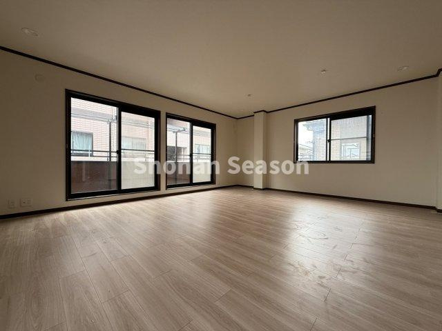 【居間・リビング】 | 来客にも備えられる開放感ある22帖以上の広々リビング♪　　　　　　
大きなインテリアも置けるゆとりがございます。