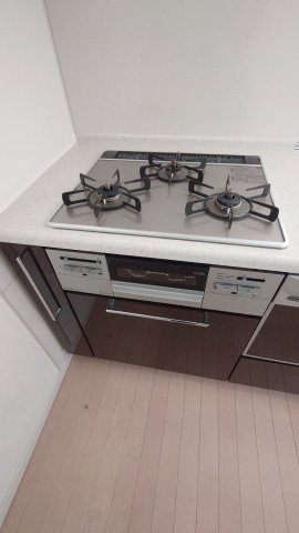 サンデュエル小山駅東通りのキッチン|ガラストップガスコンロ　3つ口
