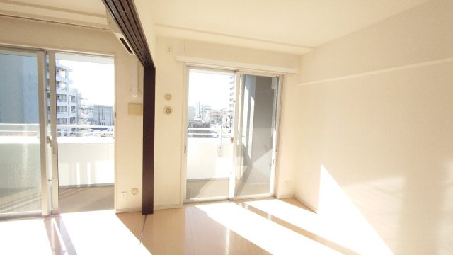 サンデュエル小山駅東通りの洋室|リビング横6.8帖洋室