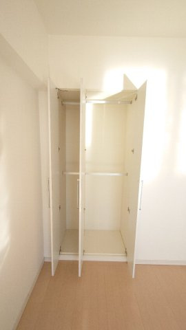 サンデュエル小山駅東通りの収納|リビング横6.8帖洋室　収納