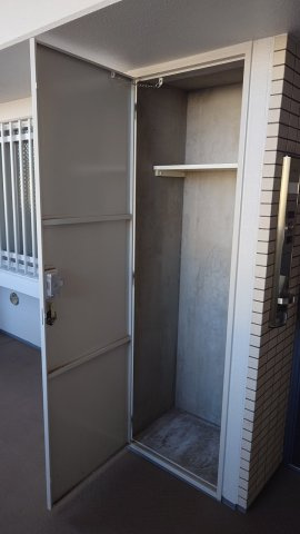 サンデュエル小山駅東通りの収納|玄関横にトランクスペースがあります