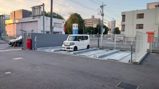 サンデュエル小山駅東通りの駐車場