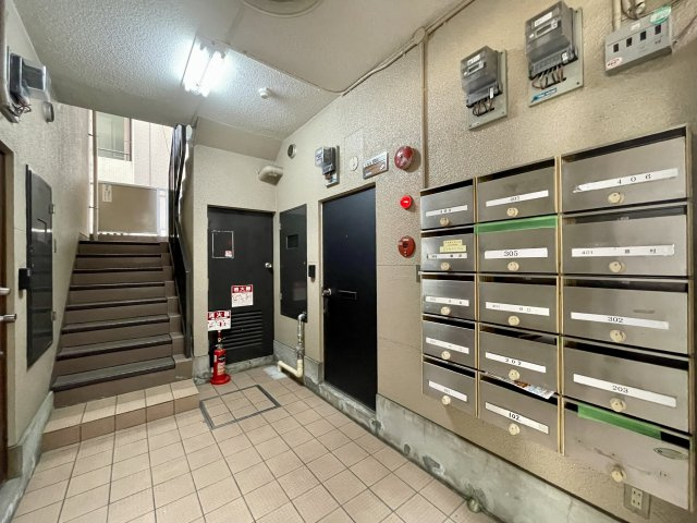 万代ハイツ鶴ケ丘のエントランス