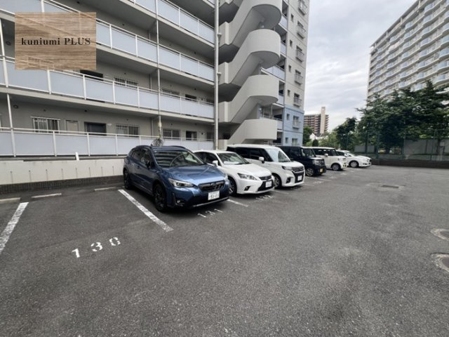ファミールハイツ城東A棟の駐車場