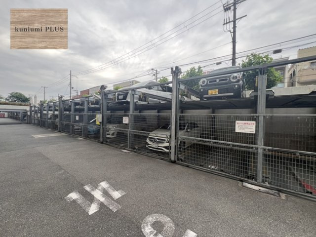 ファミールハイツ城東A棟の駐車場