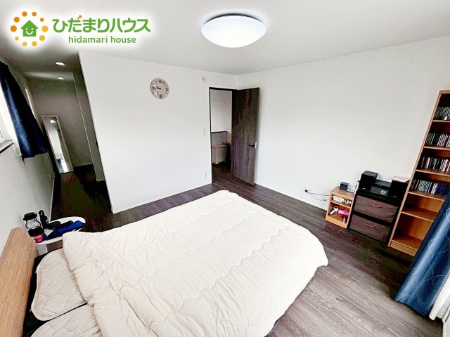 【寝室】 | 水戸市元石川町　中古戸建 | 主寝室は広々していて安らげる空間に。大きな窓から光が差し込み、朝の目覚めも良さそう♪