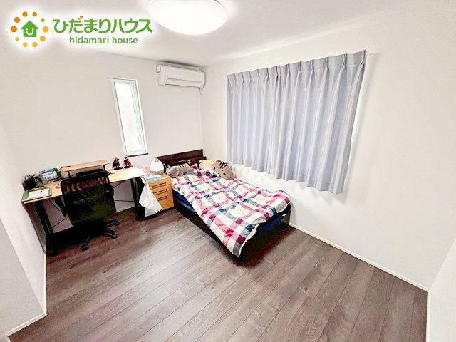 【洋室】 | 水戸市元石川町　中古戸建 | お日様の光とさわやかな風をたっぷりとりこめます。室内はいつも明るい印象なので気持ちの良い朝を迎えられます。毎日の生活も明るくなりそうです。　　