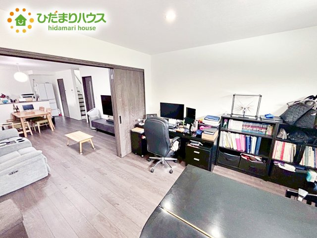 【洋室】 | 水戸市元石川町　中古戸建 | 明るい日差しが降り注ぐお部屋に、居心地の良さを感じさせるコーディネート。家具やカーテンでお気に入りのお部屋に♪