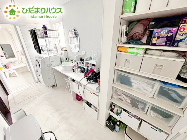 【独立洗面台】 | 水戸市元石川町　中古戸建 | ゆとりの洗面スペースで朝の身支度も快適スムーズに。髪のセットやお化粧もストレスなくこなせ、朝から気分良く通勤通学に向かえそうですね！
