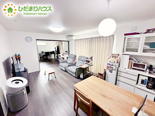 【居間・リビング】 | 水戸市元石川町　中古戸建 | 家族との大切な時間を多く過ごすリビング。ゆったりとした広さのある空間で会話も弾みます♪大きい窓からは明るい日差しが差し込みます。居心地の良いリビングでおうち時間を楽しんで！