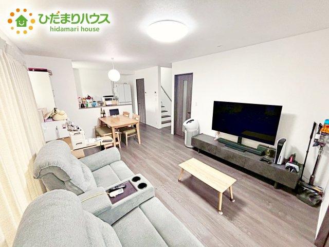 【居間・リビング】 | 水戸市元石川町　中古戸建 | 大きな窓で明るいリビングスペースです☆家族の食事や団らんのほか、子供を遊ばせたり、友人を招いたりするＬＤＫは住まいの中心。長時間過ごす場所だから、その空間は住まい全体の居心地を左右します