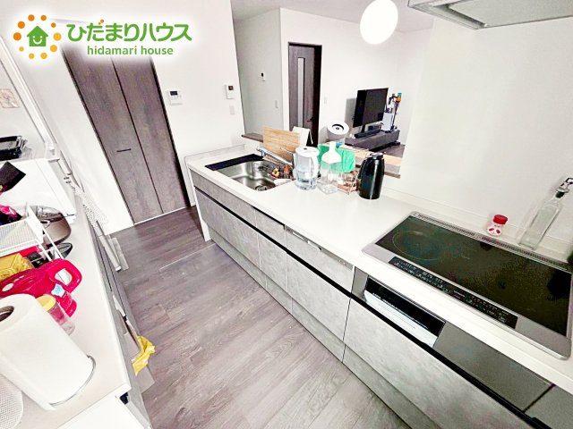 【キッチン】 | 水戸市元石川町　中古戸建 | 家族でのコミュニケーションがとれる対面型システムキッチン。横一列にシンクとコンロをまとめたシンプルな形です