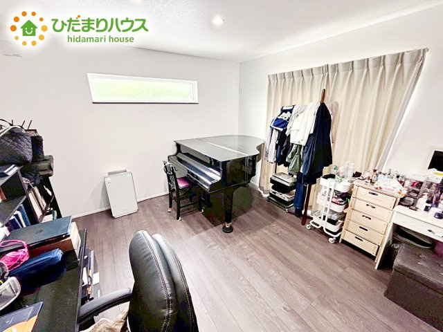 【洋室】 | 水戸市元石川町　中古戸建 | お日様の光とさわやかな風をたっぷりとりこめます。室内はいつも明るい印象なので気持ちの良い朝を迎えられます。毎日の生活も明るくなりそうです。　　