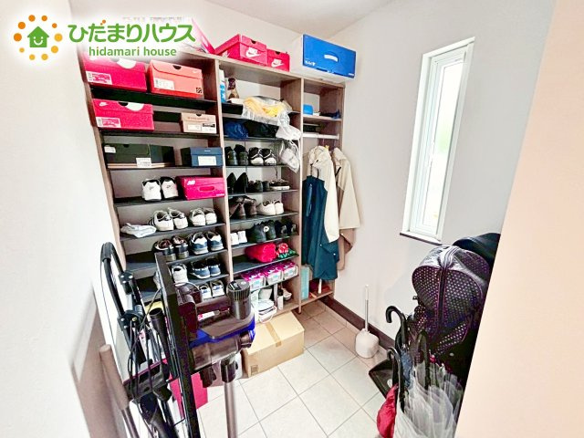 【収納】 | 水戸市元石川町　中古戸建 | 玄関にはシューズクロークがあるのでスッキリと片付きます♪靴以外にも屋外ホースやガーデニングセットなどもしまえて便利です！