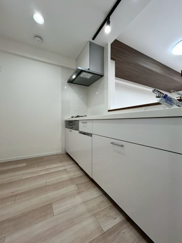 ランフォルセ枚方天の川のキッチン|3口コンロ付きシステムキッチン。食洗器付きで後片付けもらくらくです！
