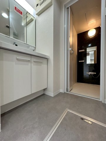 ランフォルセ枚方天の川の独立洗面台|ワイドな鏡を備えた洗面化粧台。日用品もたっぷり収納できます！