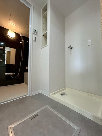 ランフォルセ枚方天の川のランドリースペース|可動棚付きの洗面室です