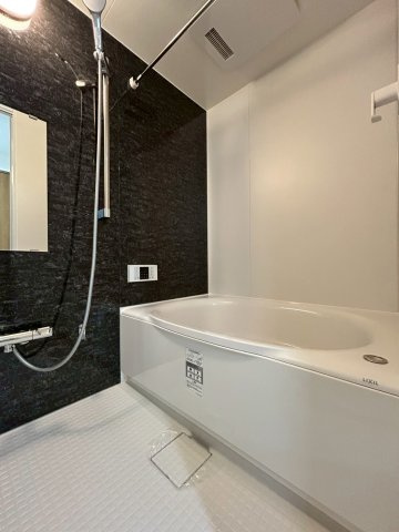 ランフォルセ枚方天の川の浴室|冬や雨の日の洗濯にうれしい浴室乾燥機付きです！
ゆったり足を伸ばせる広さがあります