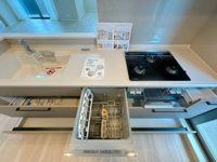 【キッチン】 | アダージュ原五番館☆仲介手数料無料☆ | キッチンは食器洗浄乾燥機付きで機能的♪お洒落なキッチンに気分も上がります♪毎日使う場所だからこそ、こだわりたいですね。