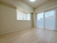 【洋室】 | アダージュ原五番館☆仲介手数料無料☆ | 採光性に優れた出窓付きの洋室。