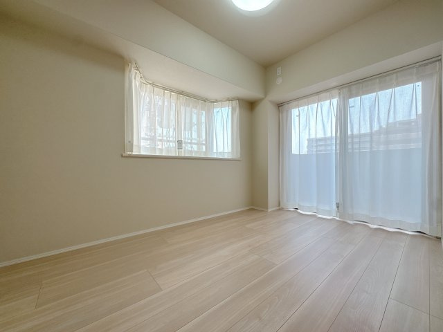 【洋室】 | アダージュ原五番館☆仲介手数料無料☆ | 採光性に優れた出窓付きの洋室。
