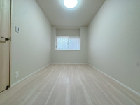 【洋室】 | アダージュ原五番館☆仲介手数料無料☆ | 家族それぞれ快適な空間は違うからこそ、インテリアの配置もアレンジしやすいシンプルなデザインに。