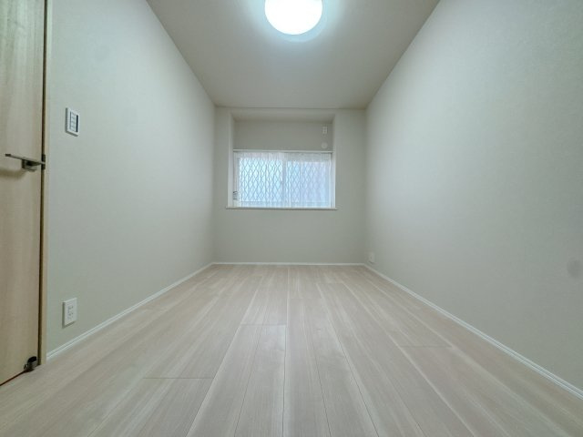 【洋室】 | アダージュ原五番館☆仲介手数料無料☆ | 家族それぞれ快適な空間は違うからこそ、インテリアの配置もアレンジしやすいシンプルなデザインに。