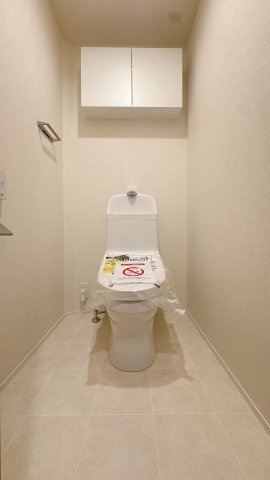 【トイレ】 | アダージュ原五番館☆仲介手数料無料☆ | 手洗い一体型のトイレは節水効果があり、環境にもお財布にも優しい人気のタイプです。もちろんウォシュレット機能も完備しています。