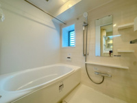 【浴室】 | アダージュ原五番館☆仲介手数料無料☆ | 大きな窓で開放的な高級感溢れる新品交換済みのバスルームで、一日の疲れをいやしてください♪