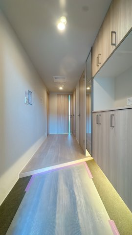 【玄関】 | アダージュ原五番館☆仲介手数料無料☆ | 角部屋がもたらす、ちょっとした落ち着き。長く住むとそのありがたさに気づきます。