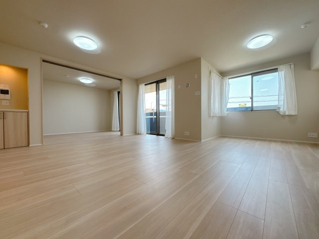 【居間・リビング】 | アダージュ原五番館☆仲介手数料無料☆ | ゆっくり過ごしたり食事をしたり、日々の暮らしに彩りを添えてくれる、そんな楽しく豊かな空間になりそうです。