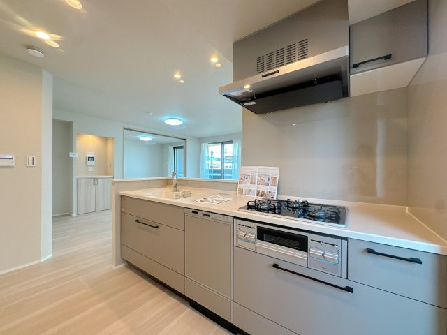 【キッチン】 | アダージュ原五番館☆仲介手数料無料☆ | 機能性とデザイン性を両立させた、リノベーション物件ならではの素敵なキッチン。立ってみるとそれがよく分かります♪