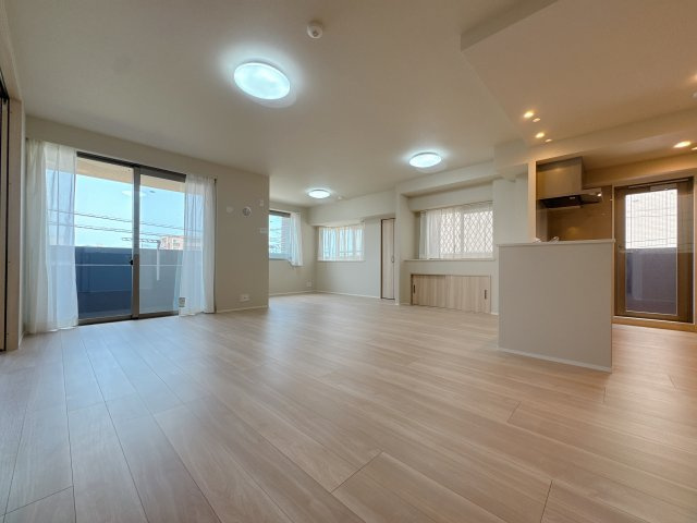 【居間・リビング】 | アダージュ原五番館☆仲介手数料無料☆ | 景観を望みながらお部屋でくつろぐのがおすすめの過ごし方です♪家族との時間、自分の時間共に大切にできる空間がここにあります。