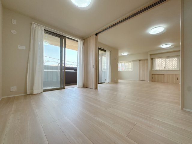 【洋室】 | アダージュ原五番館☆仲介手数料無料☆ | 可動間仕切りは、ときに広く使ったり、区切って使ったりと選ぶ自由が持てるんです♪リビングと一体で使うともっと広々♪