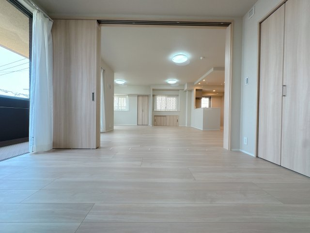 【洋室】 | アダージュ原五番館☆仲介手数料無料☆ | 落ち着いた淡い茶色の床がもたらす、ぬくもりと静かさ。