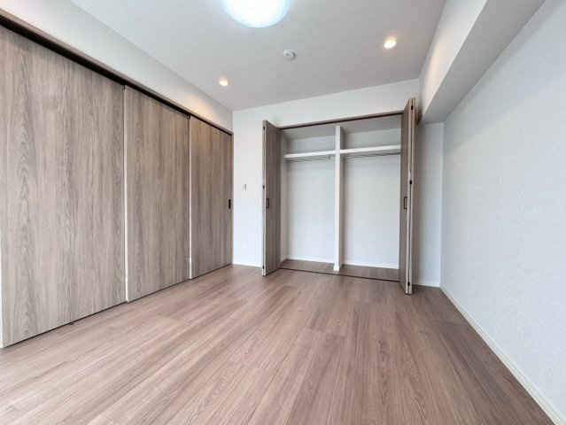 ■２０２５年８月リノベーション完了予定■５階南東角住戸■全居室収納付き３ＬＤＫ■伏見日光ハイツ２号棟の洋室|洋室・収納