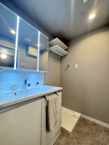 ■２０２５年８月リノベーション完了予定■５階南東角住戸■全居室収納付き３ＬＤＫ■伏見日光ハイツ２号棟の独立洗面台|洗髪洗面化粧台・洗濯機置き場