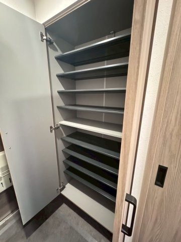 ■２０２５年８月リノベーション完了予定■５階南東角住戸■全居室収納付き３ＬＤＫ■伏見日光ハイツ２号棟の玄関|シューズボックス