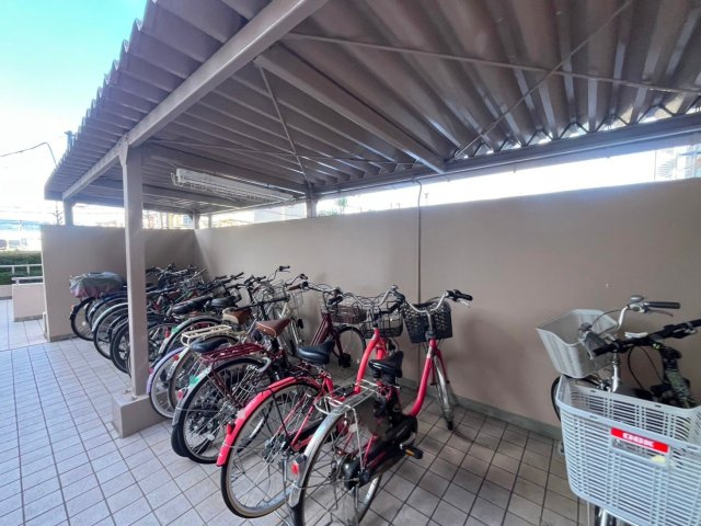 ■２０２５年８月リノベーション完了予定■５階南東角住戸■全居室収納付き３ＬＤＫ■伏見日光ハイツ２号棟の駐輪場|駐輪場