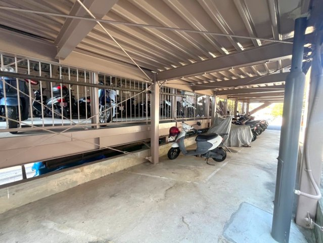 ■２０２５年８月リノベーション完了予定■５階南東角住戸■全居室収納付き３ＬＤＫ■伏見日光ハイツ２号棟のその他共用部分|バイク置場