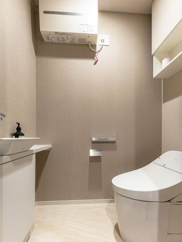 Sun Village B棟 5階のトイレ|落ち着いた色調のトイレです