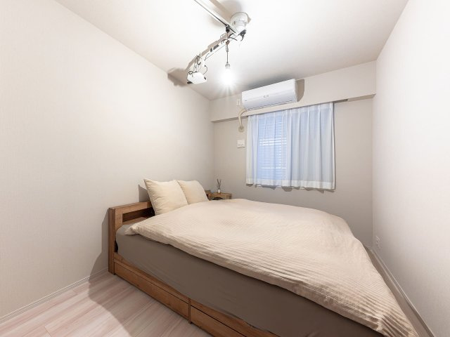 Sun Village B棟 5階の寝室|落ち着いた色調の寝室です
