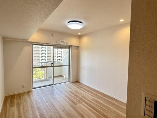 【洋室】 | 洋室(玄関正面)です。